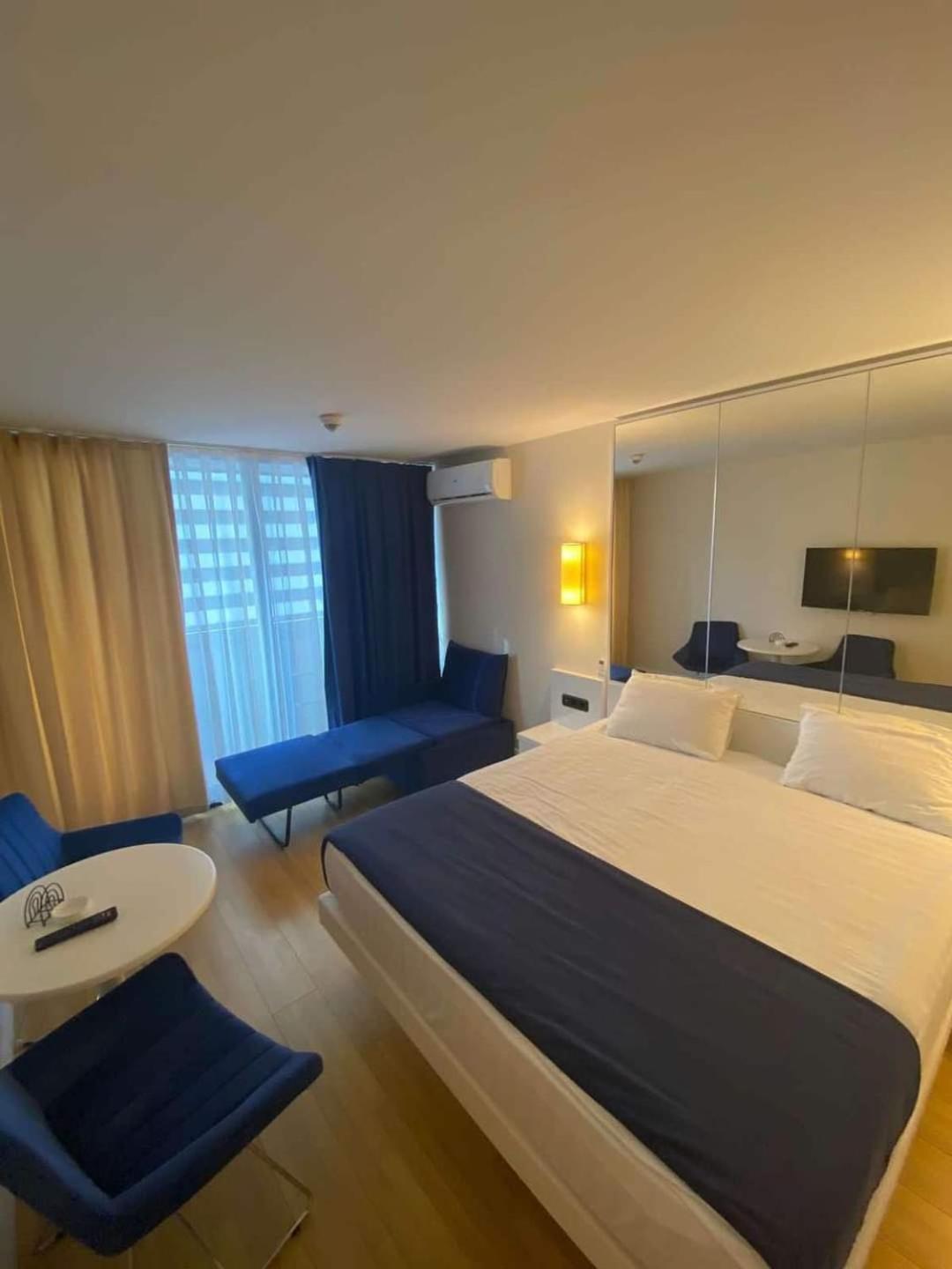 Lux Apart Hotel 555 Батумі Екстер'єр фото